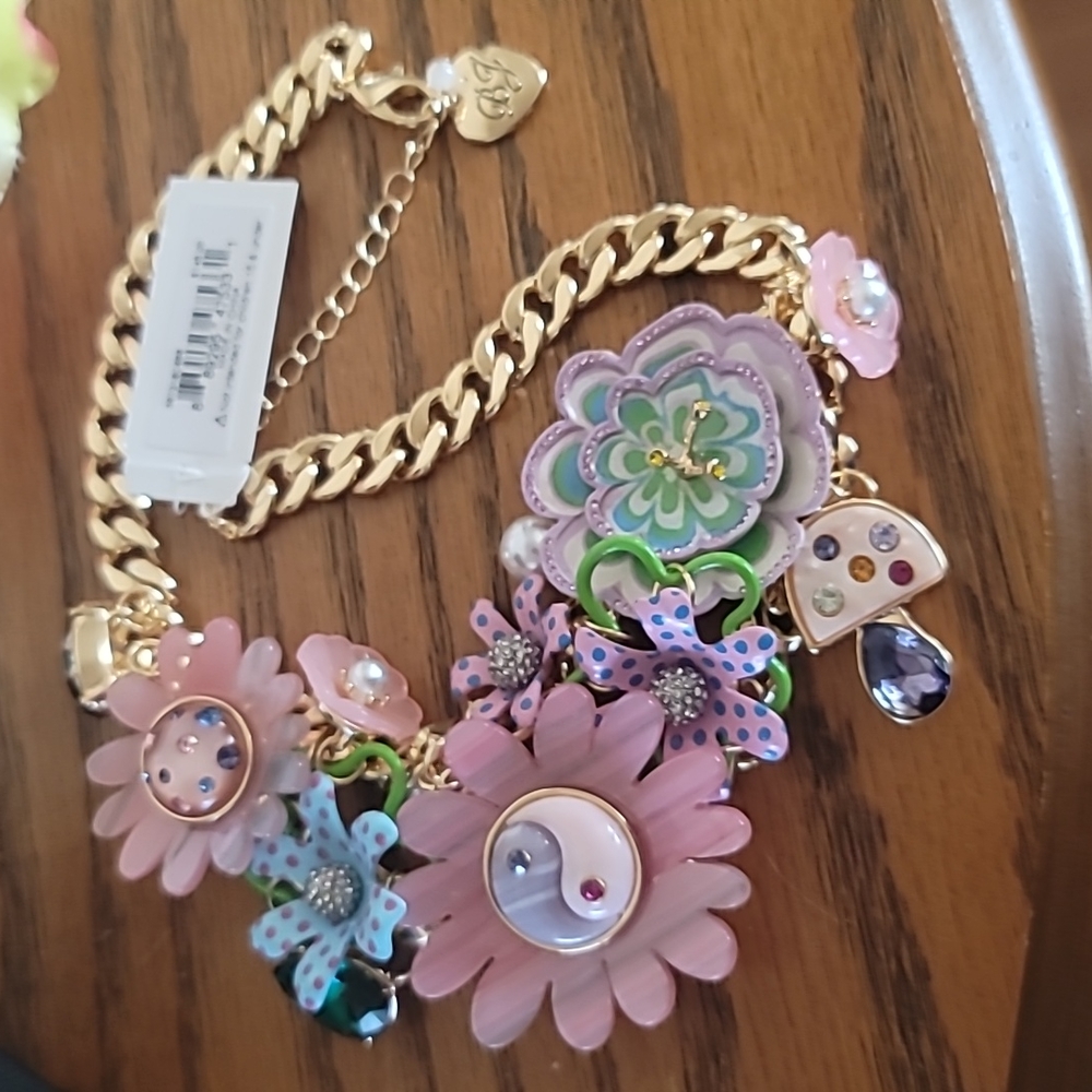 Betsey Johnson flower necklace - Picture 7 of 8